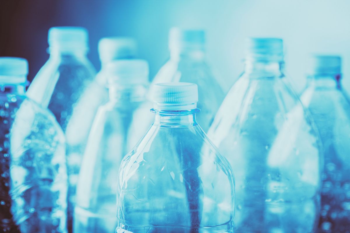 El contaminante químico del plástico que migra a los alimentos