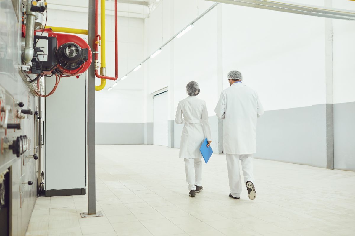 La Ceguera de Taller y el Valor del Diagnóstico Externo: Guía para un Gemba Walk de Inocuidad